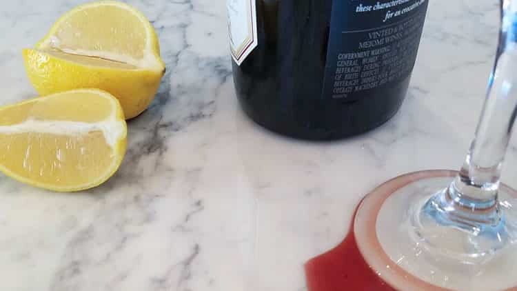 mermer üzerinde şarap ve limon lekesi